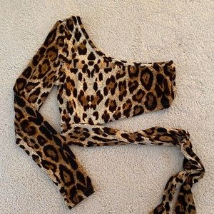 Leopard print one-sleeve tie crop top